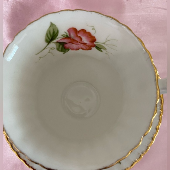 EUC VTG PARAGON SCALLOPED FLORAL BONE CHINA FOOTED TEACUP AND SAUCER - Picture 5 of 12